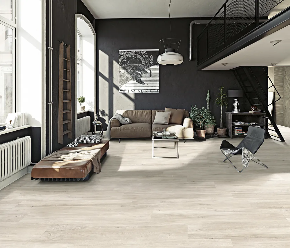 Loft mit hellen, gekalkten Holzoptik-Dielen