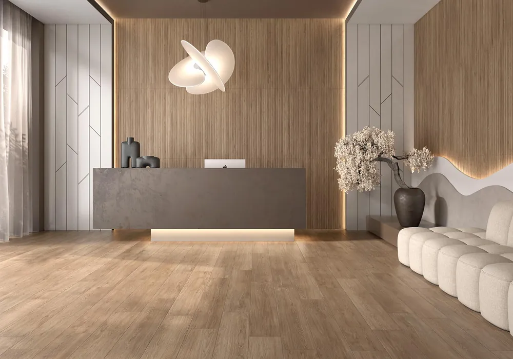 Empfangsraum mit warmen Holzoptik-Dielen vor einer Holzwand