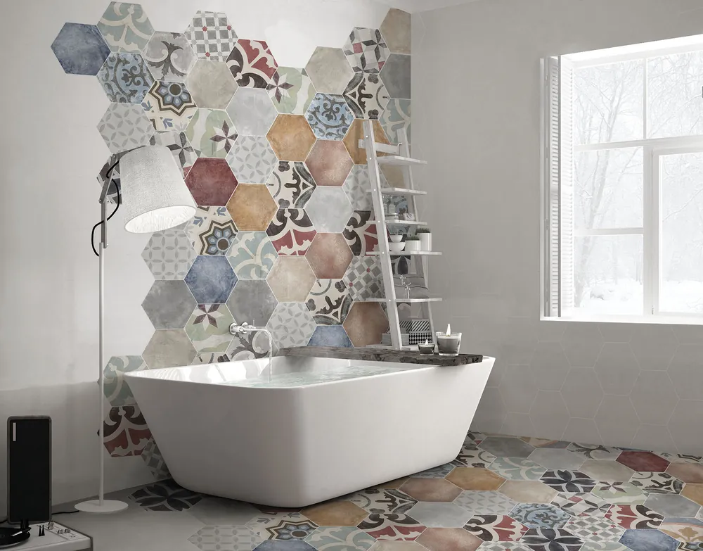 Bad mit bunter Sechseck-Wand hinter einer freistehenden Wanne