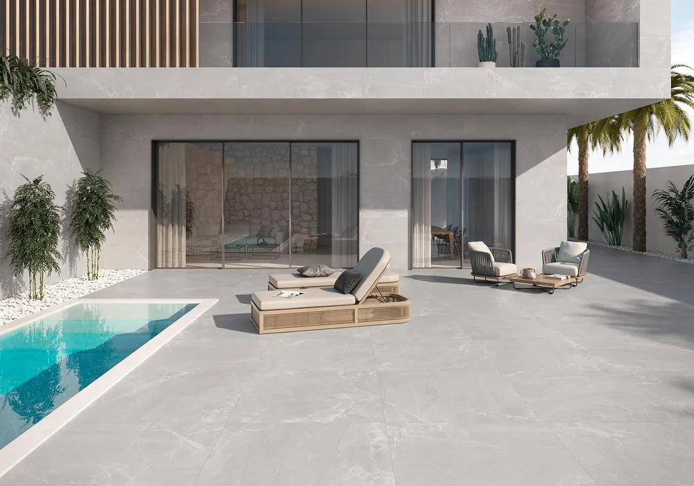 Terrasse mit Pool und hellgrauen Platten in Steinoptik (Serie Burlington in anderer Farbe oder Oberfläche)