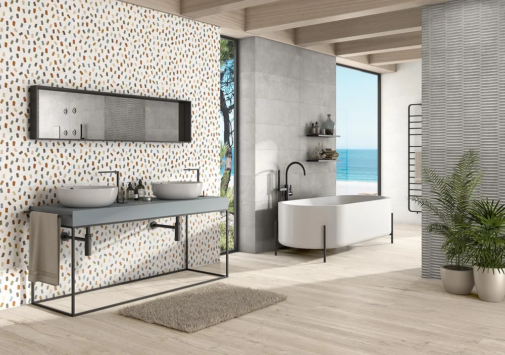 Offenes Bad mit Terrazzo-Dekorwand, grauer Wand und freistehender Wanne (Serie Essence in anderer Farbe oder Oberfläche)