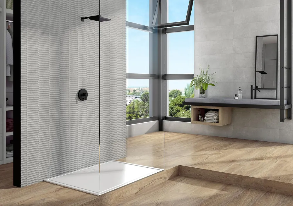 Walk-in-Dusche mit grauer Reliefwand und Holzoptik-Boden (Serie Essence in anderer Farbe oder Oberfläche)